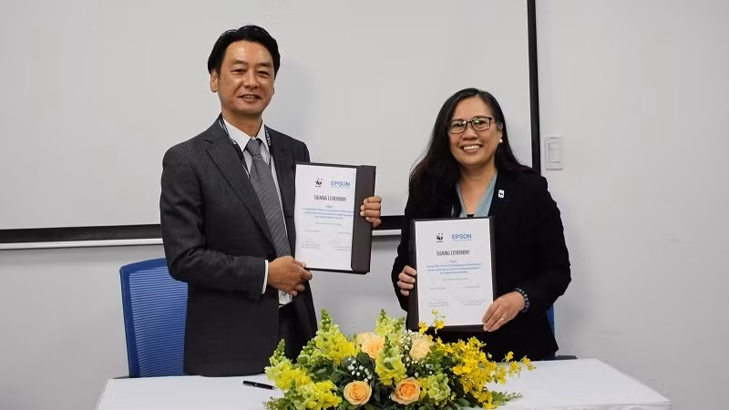 General Director of Epson Vietnam Tsukasa Tsumura and WWF Asia-Pacific Director Dr. Lan Mercardo at the signing ceremony. (Photo: WWF-Vietnam)