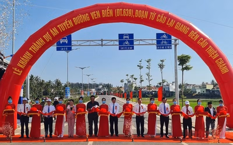 At the inauguration ceremony of the coastal road in Hoai Nhon Town, Binh Dinh Province.