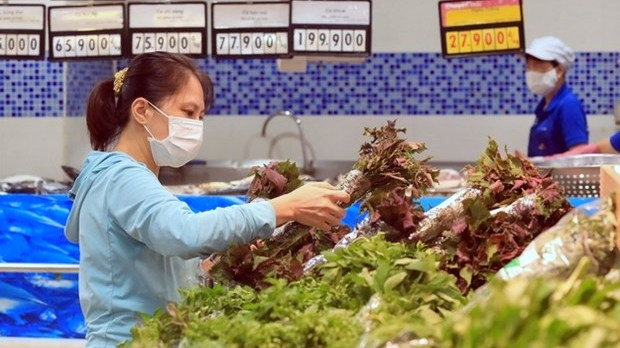 Shoppers at a supermarket. (Photo: VNA)