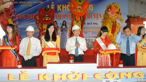 Deputy PM Vu Van Ninh (centre) and Soc Trang leaders kick start construction for Tran De General Hospital on November 6. (Image credit: VGP)