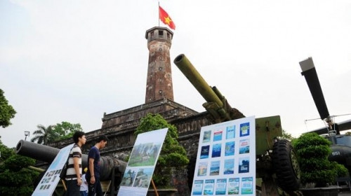 The exhibition on the undeniable sovereignty of Vietnam over Hoang Sa and Truong Sa archipelagoes is underway at the Vietnam Military History Museum at 28A Dien Bien Phu street, Hanoi which has kept repertory on the glorious history of the national defence over deferent periods