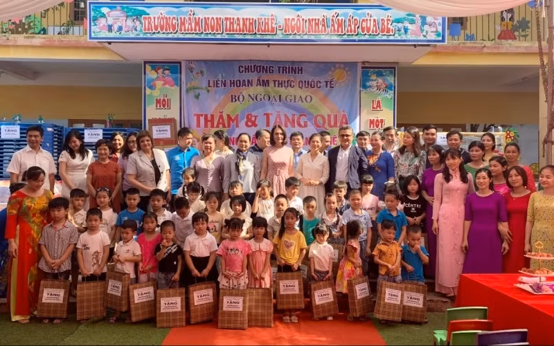 The international delegation visited and gave gifts to children at a kindergarten in Thanh Khe Commune, Thanh Ha District.