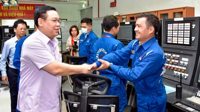 National Assembly Chairman Vuong Dinh Hue and engineers at the Dung Quat Oil Refinery. (Photo: Duy Linh)