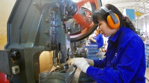 A worker of the Thong Nhat Power Mechanical Company