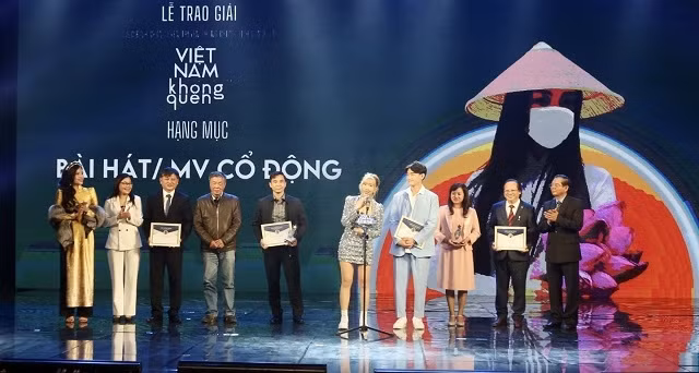 First prize winners of the song/music video category of the propaganda awards. 