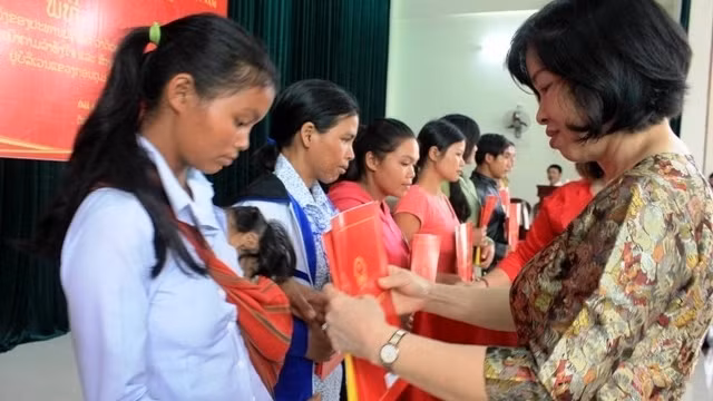 A representative from the Ministry of Justice presents the State President’s decision on naturalisation for citizens in Kon Tum on May 21. (Photo: NDO/Dinh Sy Tao)