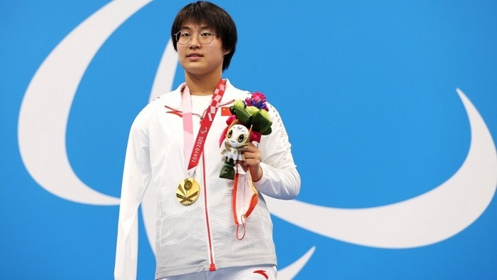 Gold medallist Jiang Yuyan of Team China poses during the men's 50 Butterfly - S6 medal ceremony on day 6 of the Tokyo 2020 Paralympic Games at Tokyo Aquatics Centre in Tokyo on August 30, 2021. (Photo: Getty Images)