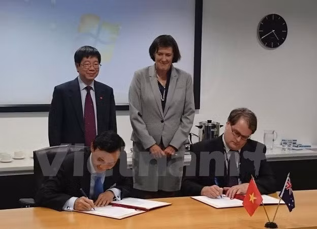 Deputy Minister of Science and Technology Tran Quoc Khanh and Dr. Sue Weston witnessed the signing of a document on bilateral co-operation in science and technology. 