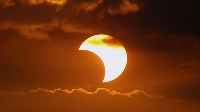 The solar eclipse seen in Hai Phong city this afternoon. (Photo: Nguyen Phuc Hiep)