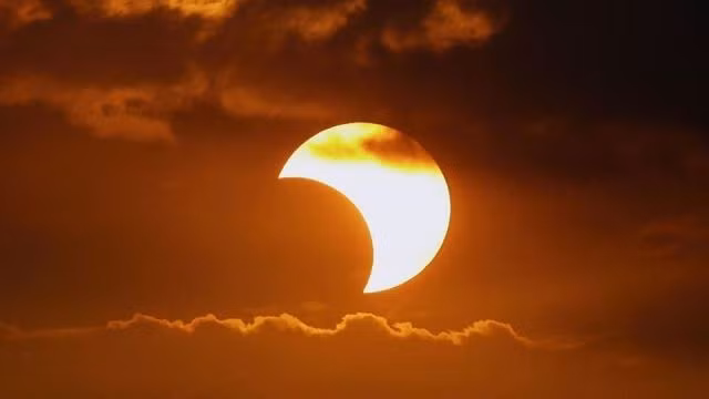The solar eclipse seen in Hai Phong city this afternoon. (Photo: Nguyen Phuc Hiep)