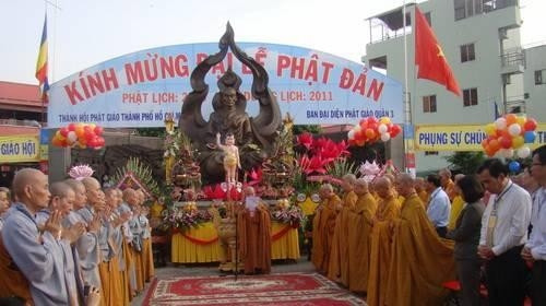 Dignitaries, monks and nuns attending the ceremony commemorating the Bodhisattva Thich Quang Duc.