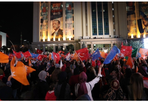  Supporters of Turkish President Recep Tayyip Erdogan rally in front of the Justice and Development Party (AKP) headquarters in Ankara, Turkey, on June 24, 2018. (Photo: Xinhua).