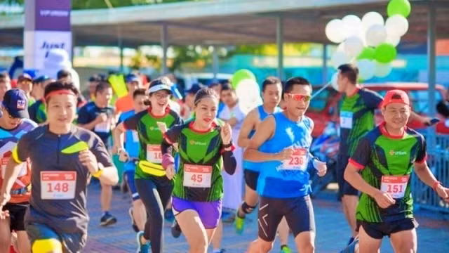 More than 5,000 runners compete in Hanoi Marathon - Heritage Race 2019