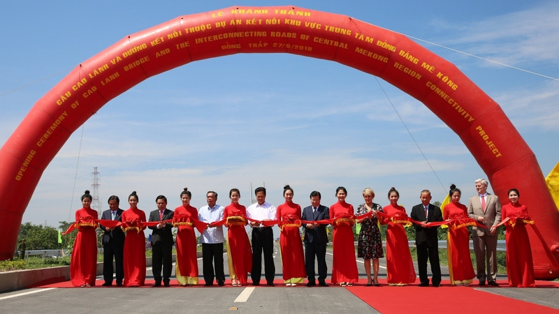 The ceremony to open Cao Lanh Bridge