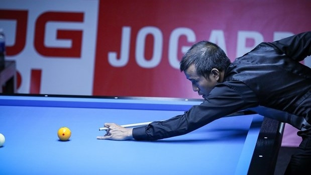 Tran Quyet Chien of Vietnam during the final match of three-cushion carom. (Photo: VNA)