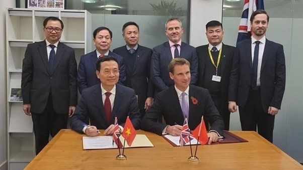Minister of Information and Communications Nguyen Manh Hung (L) and the UK’s Parliamentary Under Secretary of State at the Department for Digital, Culture, Media and Sport Chris Philp sign a Letter of Intent on cooperation in digital economy and digital. (Photo: VNA)