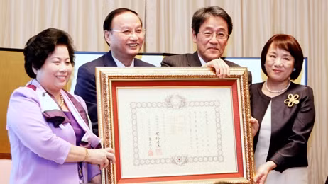 Chairman of the Vietnam-Japan Friendship Association, To Huy Rua receives the Order of the Rising Sun at the ceremony in Hanoi on December 28.