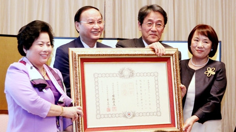 Chairman of the Vietnam-Japan Friendship Association, To Huy Rua receives the Order of the Rising Sun at the ceremony in Hanoi on December 28.