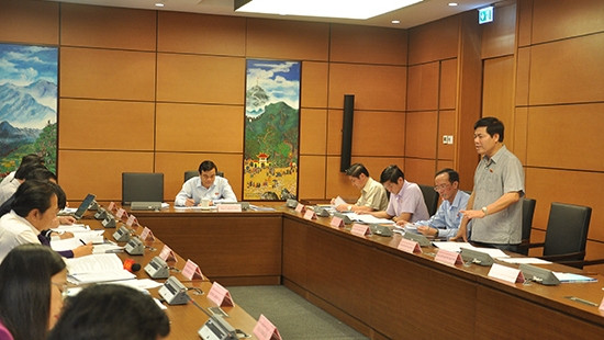 NA deputies discuss in groups the draft Law on Cyber Security on November 13.