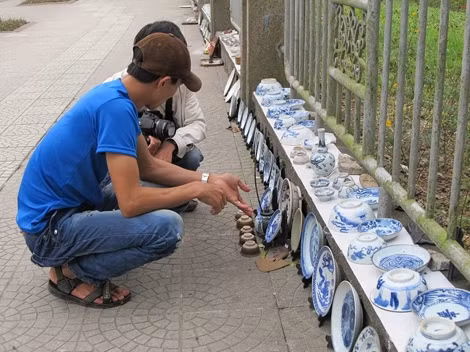 A seller introducing meticulously antiques (Source: petrotimes.vn)