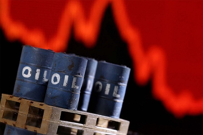 Brent fell more than 1 USD after the deal was reported, trading below 70 USD a barrel, well off October's three-year highs above 86 USD. 