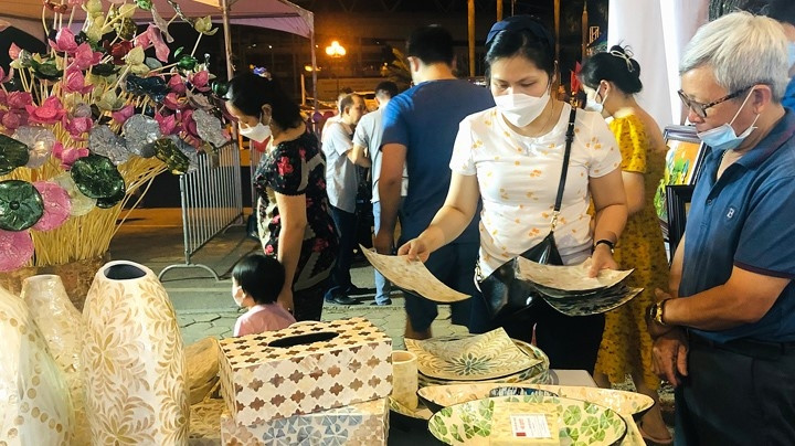 Visitors visit the stall of Duyen Thai lacquer and mosaic craft village, Thuong Tin district.