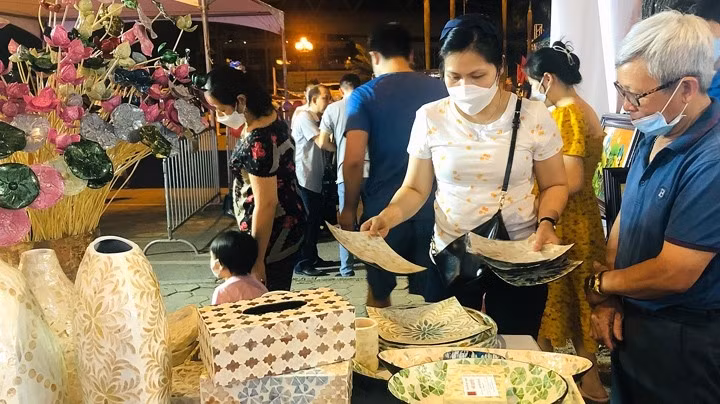 Visitors visit the stall of Duyen Thai lacquer and mosaic craft village, Thuong Tin district.