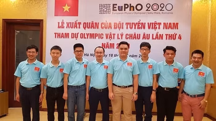 Gold medallist Nguyen Manh Quan (sixth from left) and other members of the Vietnamese team at EuPhO 2020 (Photo: VGP)