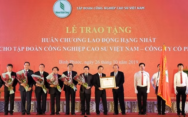 Deputy Prime Minister Truong Hoa Binh (far right) presents the First-Class Labour Order to the Vietnam Rubber Group. (Photo: NDO/Nhat Son)