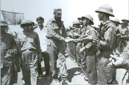 Vietnamese soldiers welcoming Fidel Castro (Photo: Ho Sy So)