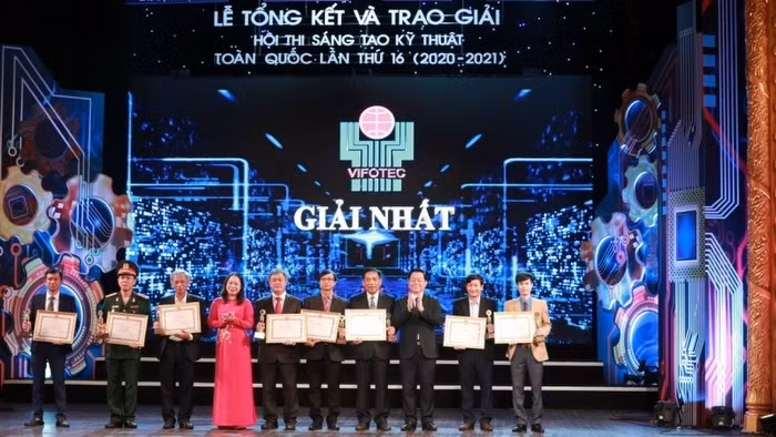 First-prize winners are honoured at the awards ceremony. (Photo: NDO)