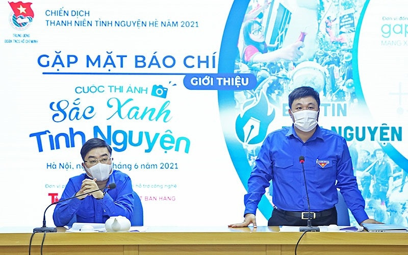 A representative from the Organising Board informs about the rules and prizes of the photo contest. (Photo: NDO)