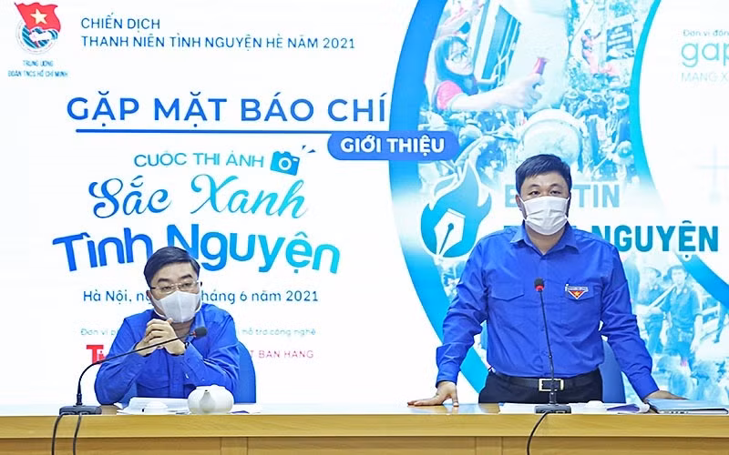 A representative from the Organising Board informs about the rules and prizes of the photo contest. (Photo: NDO)