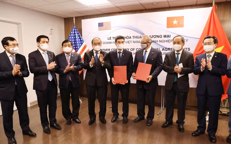 President Nguyen Xuan Phuc witnesses the signing ceremony between PV GAS and US-based AES Corporation. (Photo: VOV)