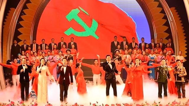 An art performance celebrates the 90th founding anniversary of the Communist Party of Vietnam. (Photo: NDO/Duy Linh)
