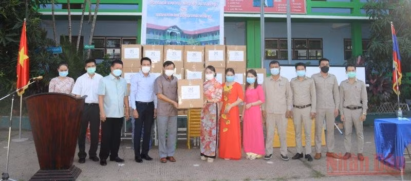 At the handover ceremony held on November 4. (Photo: Xuan Son/NDO)