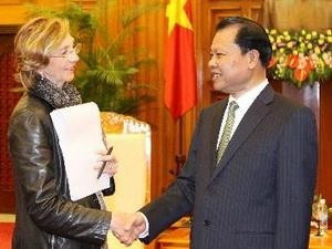 Deputy PM Vu Van Ninh receiving French Minister of Foreign Trade Nicole Bricq