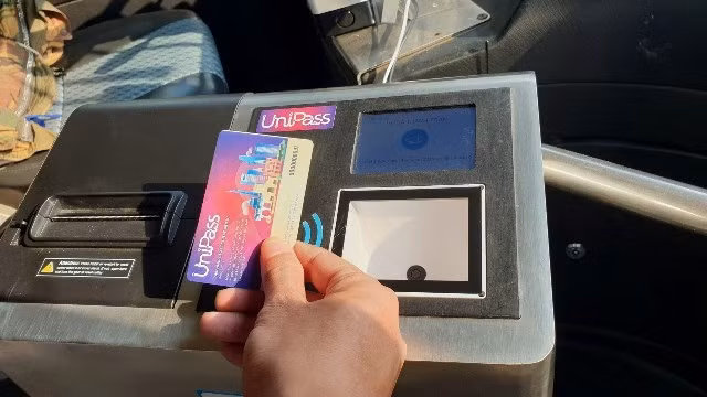 Passengers using UniPass to automatically pay for the bus fare. (Photo: zing.vn)