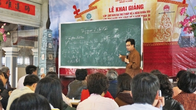 Le Trung Kien and students in class