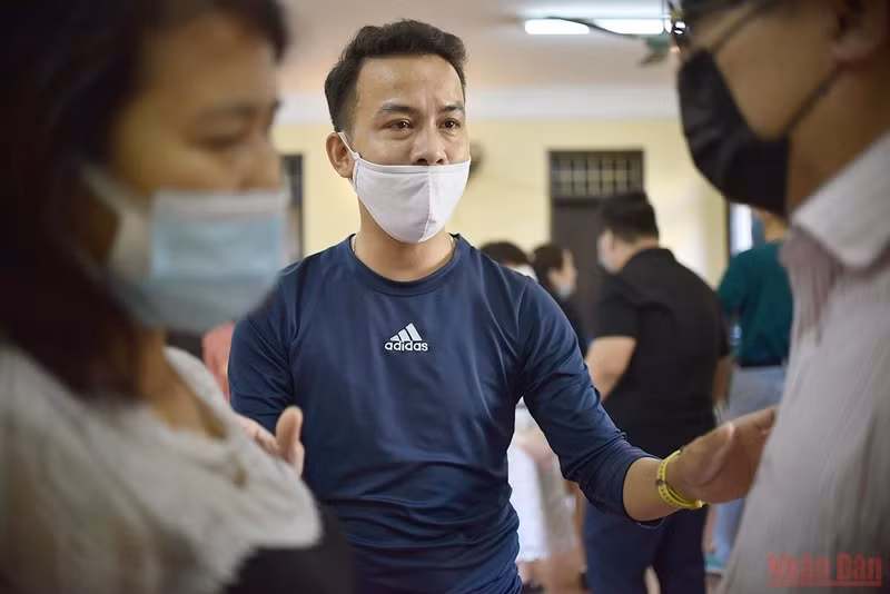 Coming to dance nearly 20 years ago, Hoa entered the path of professional competition. He started teaching dance to the blind in 2019 and has continued to the present.