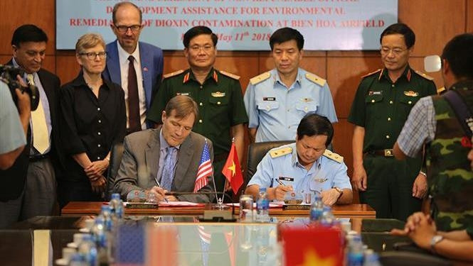 Lt. Gen. Le Huy Vinh, Commander of the Air Defence – Air Force Service (R) and Michael Greene, Mission Director for USAID/Vietnam inked the document to start a project on dioxin remediation in the Bien Hoa airport (Photo: VNA)