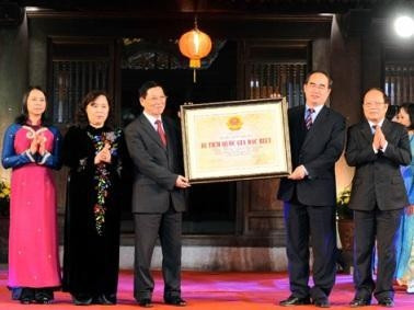 Deputy PM Nguyen Thien Nhan (right) presents a certificate recognising Van Mieu – Quoc Tu Giam as a Special National Her
