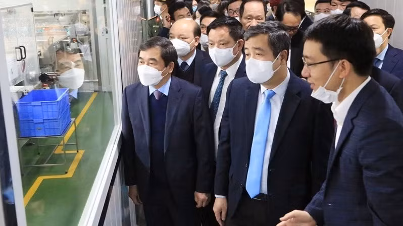 Leaders of Thai Binh Province visit the production line in Bao Hung International JSC in Vu Thu District (Photo: NDO/Mai Tu)