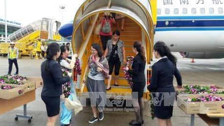 The first flight of the new air route with tourists from China and Europe on board landed at the airport on the afternoon of July 6 (Photo: VNA)