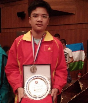 Anh Khoi receives the gold medals at the 2015 Asian Youth Chess Championships. (Credit: thanhnien.com.vn)