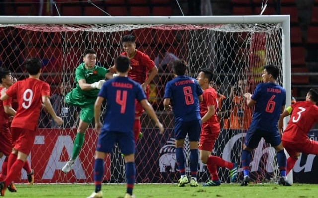 Keeper Van Lam and his teammates stood up to the pressure from the Thais to earn a valuable point in the goalless away draw last night. (Photo: AFC)
