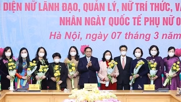 Prime Minister Pham Minh Chinh (sixth from left) meets with female delegates (Photo: VNA)