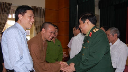 Politburo member Thanh with Hung Yen voters (Photo: qdnd.vn)