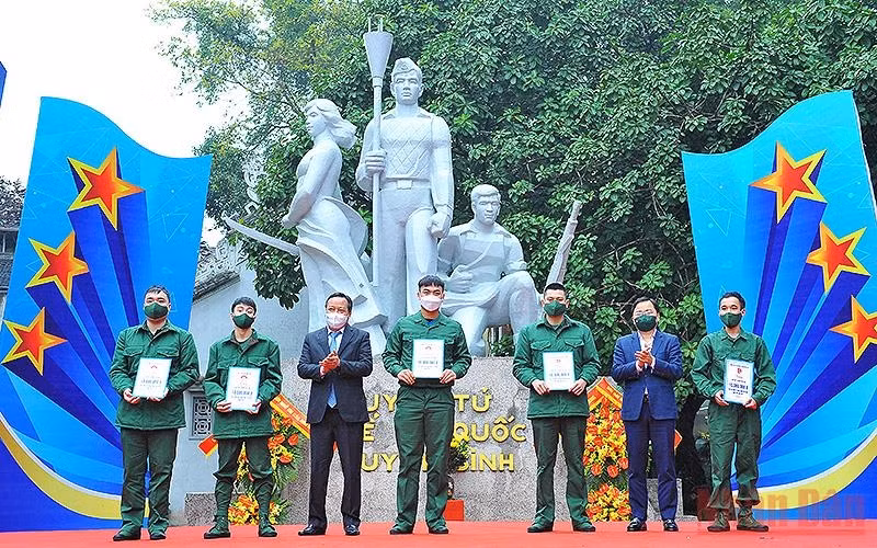 Five savings books worth 10 million VND each were presented to recruits living in difficult circumstances. 