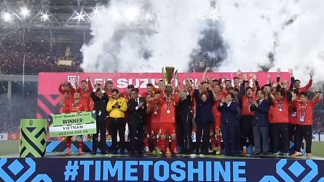 Vietnamese players celebrate with the AFF Cup 2018 trophy. (Screenshot capture)